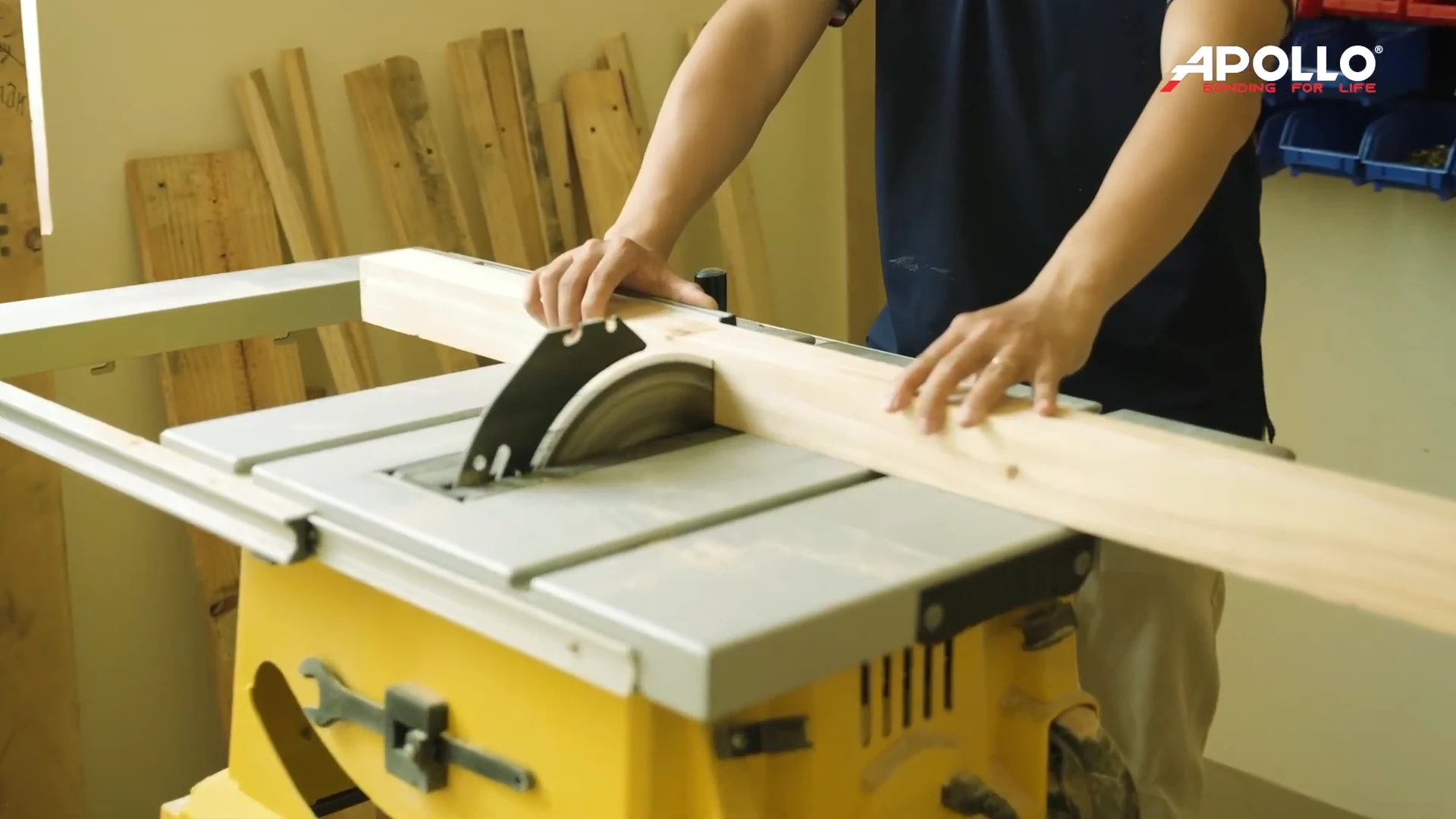 Cắt gỗ theo kích thước đã đánh dấu bằng máy cưa bàn